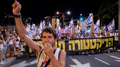 Manifestantes israeles protestan contra la reforma judicial de Netanyahu en Tel Aviv.