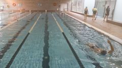 Varios usuarios nadaban ayer por la ma�ana en las instalaciones deportivas eumesas