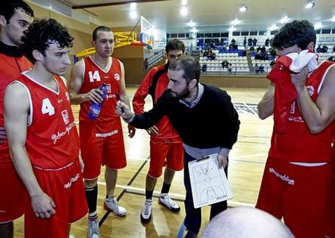 Alberto G�mez da instrucciones en un tiempo muerto en un partido en Chantada.