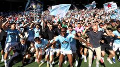 La plantilla del Fortuna celebrando con sus aficionados el pase a la final por el ascenso