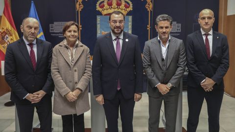 El presidente del Principado de Asturias, Adrin Barbn (c), suscribe el protocolo general de actuacin para el impulso de la candidatura Asturias 2030 al Mundial de Ftbol con la alcaldesa de Gijn, Carmen Moriyn (2i), el presidente del Grupo Orlegi Sports, Alejandro Irarragorri (2d), y el consejo de administracin del Real Sporting de Gijn, Alejandro Irarragorri (2d), este jueves en Oviedo