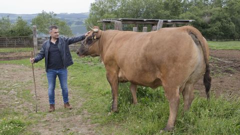 Ovidio Méndez está al frente del Mesón Catro Ventos de A Fonsagrada y también es ganadero