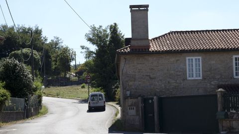 El tramo con &uacute;nico sentido corresponde a la primera fase del proyecto, entre A Condomi&ntilde;a y Orto&ntilde;o (en la imagen, primeros metros de la carretera pendiente de remodelaci&oacute;n)