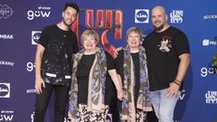 TheGrefg, las hermanas Hurtado y Alejandro Ib��ez, hijo de Chicho Ib��ez Serrador y creador del �Un, dos, tres� original, en la presentaci�n del especial en el FesTVal de Vitoria