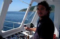 Pedro Oliver Moure, al mando del Mar�a Elena, con el Cabo Fisterra al fondo