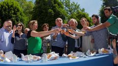 El alcalde de Oviedo, Wenceslao L�pez (4.d), la primera teniente de alcalde, Ana Taboada (3i) Jos� Antonio Alonso (c), presidente de la Protectora de La Balesquida y representantes de grupos pol�ticos del Ayuntamiento brindan durante la entrega del bollo y vino de La Balesquida en el Paseo del Bomb�, con motivo del Martes de Campo