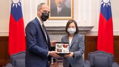 El jefe de la delegacin de eurodiputados, Raphael Glucksmann, durante su encuentro con la presidenta de Taiwn, Tsai Ing-wen.