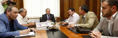 Primeros momentos de la reuni�n de ayer en el despacho del alcalde entre representantes municipales y de la empresa Aqualia