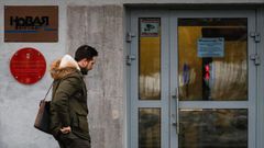 Un hombre camina ante la sede en Mosc� del peri�dico �Novaya Gazeta�