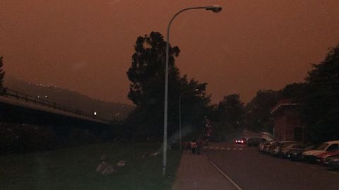 Los incendios provocan un oscuro amanecer en Asturias