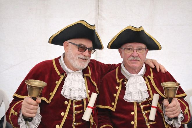 Jos� Ot�n, a la izquierda de la fotograf�a