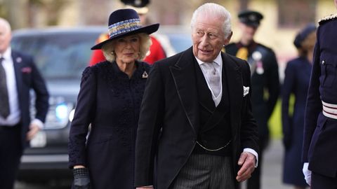 Carlos III y Camilla llegando a la celebraci�n del Jueves Santo en Gales.