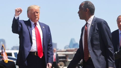 Donald Trump alza el puño ante el responsable de Vivienda de su Gobierno, el afroamericano Ben Carson, ayer, en Dallas