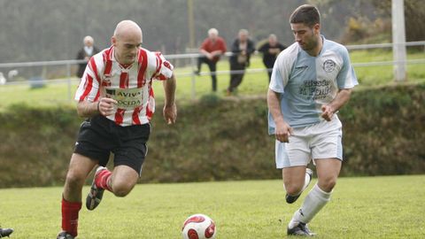 El Lourenz�, de rojiblanco, en una visita al Novas Ra�ces de Galdo en el 2008.