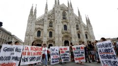 Un grupo de personas en Mil�n manifest�ndose contra el pasaporte covid