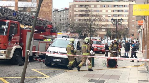 Los bomberos sofocan un incendio en el barrio de La Tenderina, en Oviedo