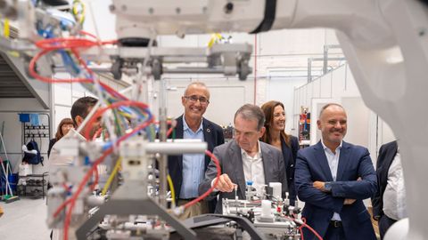 Juan Gonz�lez, Abel Caballero y David Regades visitando la nave de Nort3D.