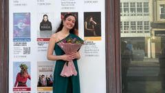 Andrea Lafuente, el d�a de su debut como solista delante del Teatro Col�n de A Coru�a