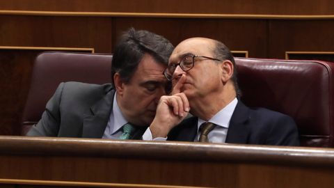 Los diputados del PNV Aitor Esteban (i) y Mikel Legarda (d) durante la segunda jornada de la moci�n de censura