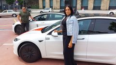 Carolina Gonz�lez y Freddy Parente, con sus taxis el�ctricos Tesla, en la parada de Vialia