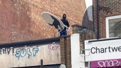 Un grupo de encapuchados se encaram al tejado para desmontar la creacin del artista britnico.