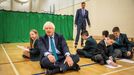 El primer ministro brit�nico, Boris Johnson, durante su visita a un colegio de Castle Rock, Gran Breta�a