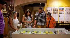 La planta baja de la Fundaci�n Cela acoge la exposici�n organizada por el Concello de Padr�n. 