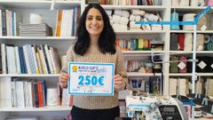 Lydia Seoane, de Seoane Textil, con el cartel del premio