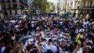 Cientos de ciudadanos se concentraron en Las Ramblas para dejar flores y velas encendidas el d�a despu�s de los atentados del 17A