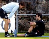 Oubi�a, sonriente, con el preparador f�sico Fran Albert ayer tras entrenar ayer en A Madroa.