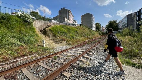 Paso das v�as do tren por Perl�o, Fene