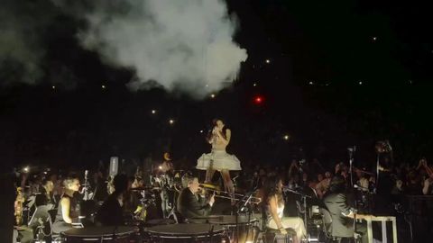 Rosal�a interpreta��CUUUUuuuuuute� con un altavoz humeante pendulando sobre su cabeza