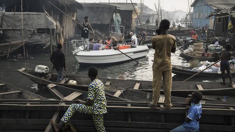 Fotograf�a cedida por la organizaci�n World Press Photo que muestra la imagen captada por el fot�grafo Jesco Denzel, ganador del 1er premio del World Press Photo 2018 en la categor�a �Contemporary Issues - Singles�. La foto muestra un bote con turistas de Lagos Marina, dirigido a trav�s de los canales de la comunidad de Makoko, un antiguo pueblo de pescadores que se ha convertido en un enorme asentamiento informal a orillas de Lagos Lagoon, Lagos, Nigeria, el 24 de febrero del 2017.
