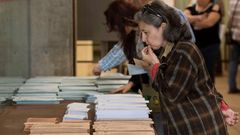 Varias personas acuden a votar a una de las mesas instaladas en la Facultad de Enseanza de Oviedo.