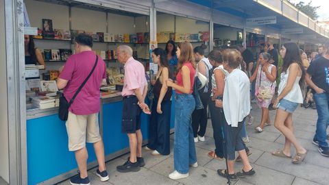 Os postos das librerías atraeron a numerosos visitantes inmediatamente despois da súa apertura