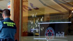 Impacto de los disparos sobre la cristalera en el local de las Fragas.