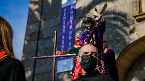 Los sonenses salieron a contemplar el paso de una procesin que parti de la iglesia parroquial para llegar a la capilla de A Atalaia.