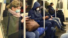 Viajeros, esta ma�ana, en el Metro de Londres, en la estaci�n de Jubilee Line