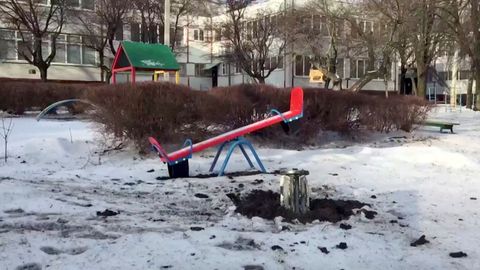 Armamento sin explotar en un parque infantil de Jrkov, en Ucrania