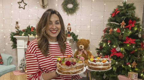 Rebeca Gonzlez muestra los roscones, rellenos de trufa o de nata, que hicieron en Dpingas.