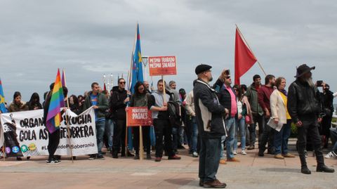 Manifestantes escuchando en el Na�tico