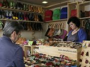 Los productos de cuero son la estrella de la feria. 