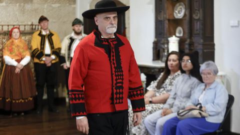 Mostra de traxes tradicionais elaborados pola asociación Espadelas en San Paio de Narla, Friol