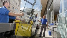 Los operarios de una cristaler�a sustituyeron ayer por la tarde el escaparate destrozado. 