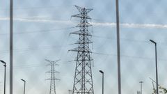 Imagen de una torre el�ctrica a las afueras de Madrid.