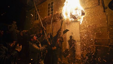 Los portadores del fach�n tienen que dominar el fuego. 