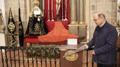 El can�nigo Antonio Rodr�guez Basanta, ante la Virgen de Dolores a la que robaron el rosario y el lampadario roto