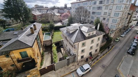 La casa en venta, a la derecha, con la finca de fondo y en zona de chals