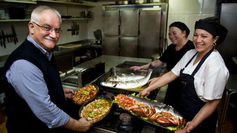 RICARDO. El due�o del c�ntrico restaurante coru��s, Ricardo Ventura, junto a Domi, cocinera, y Conchi, ayudante de cocina, con algunos de los platos m�s demandados
