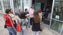 Imagen de archivo de un grupo de j�venes en el campus de Esteiro. 
